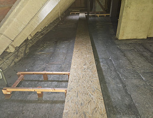 Zateplení stropu bytového domu pomocí foukané izolace